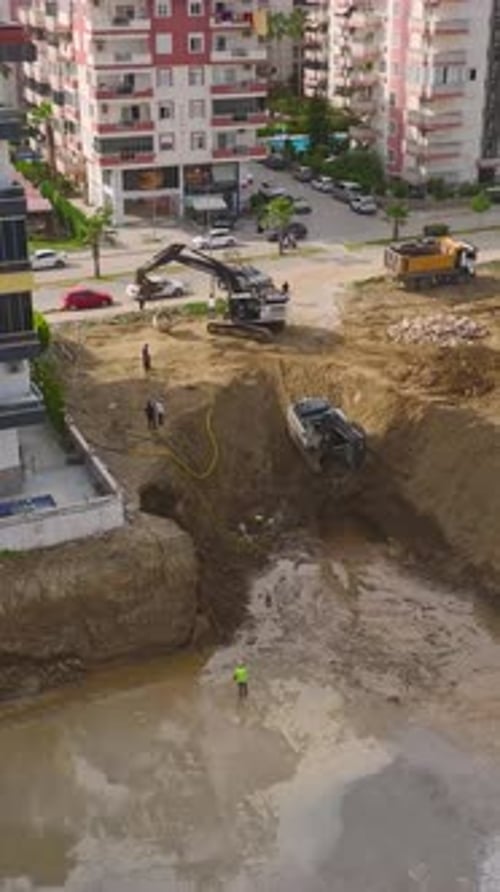 Los constructores de vídeo verticales y el equipo pesado preparan las bases para un nuevo proyecto de desarrollo