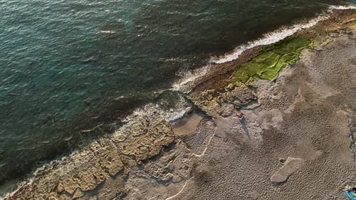 Luftbild: Wellenbruch am weißen Sandstrand bei Sonnenuntergang