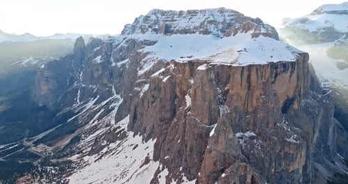 Découvrez le Piz Boe dans les Alpes Dolomites avec des vues aériennes