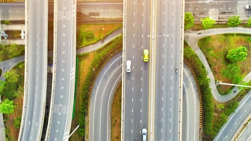 Autobahnkreuzung oder Autobahnkreuzung aus der Vogelperspektive, Drohne
