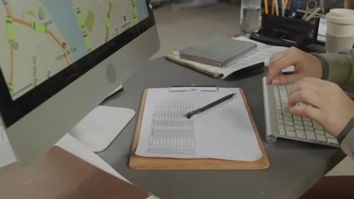 Pessoa usando o mapa de entrega no computador enquanto trabalha no armazenamento