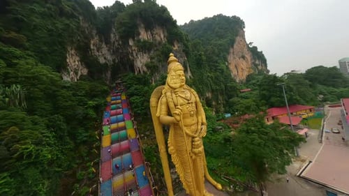 Photo FPV des grottes de Batu et de la statue dorée de Murugan à Kuala Lumpur en Malaisie