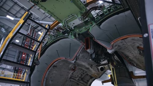 Bau eines Düsentriebwerks in einem Hangar