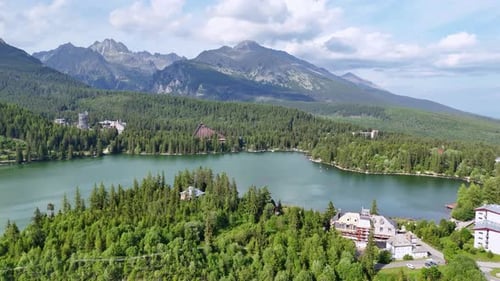 El tranquilo lago de Strbske Pleso en los Altos Tatras, Eslovaquia: popular centro turístico, de esquí y de salud. - aer