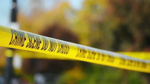 Uma cena de crime amarela brilhante não cruza a fita esticada em um ambiente urbano marcando uma