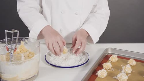 Colocar la masa para galletas en la bandeja para hornear galletas de coco