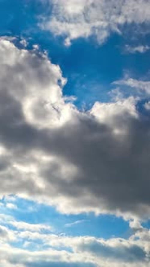 Le soleil rayonne à travers les nuages se déplaçant le long du ciel estival lumineux. La ligne d'horizon s'efface.