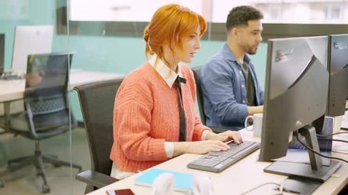 Des collègues qui travaillent ensemble dans le bonheur dans un espace de coworking