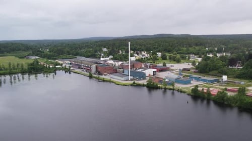 Estabelecendo uma foto de drone do Foretagspark de Hafrestrom durante o dia com corpo de água e árvores
