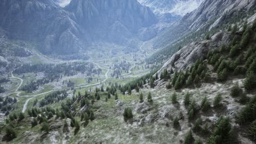Um vale de montanha pitoresco com uma estrada sinuosa