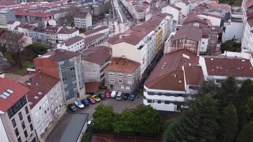 Images prises par un drone dans une rue de Saint-Jacques-de-Compostelle.