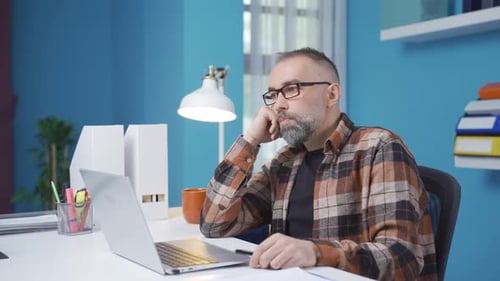 Geschäftsmann nachdenklich im Arbeitszimmer.