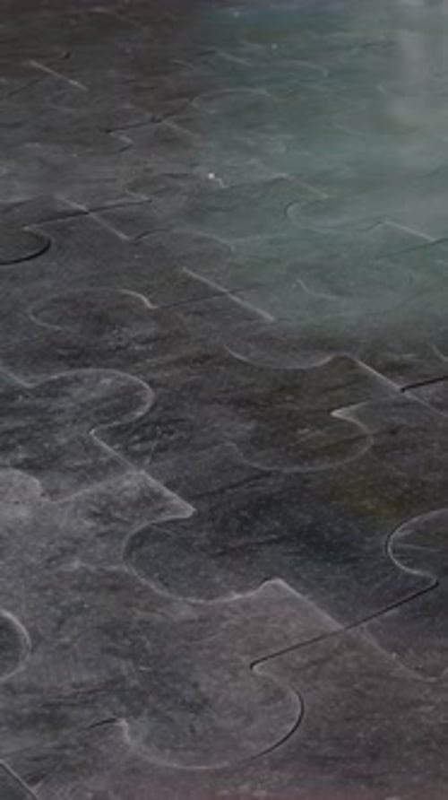 Footsteps on Puzzleshaped Flooring in a Warm Indoor Environment During Daylight Hours