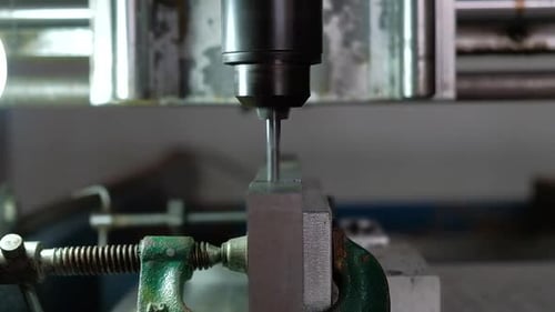 CNC-Fräser, der mit einem Aluminiumteil arbeitet, Vorderansicht