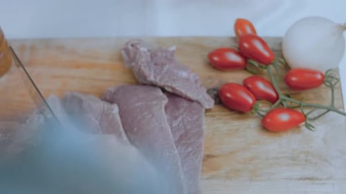 Metzger schneidet ein großes Stück ausgewählten Fleisches auf einem Stahltisch