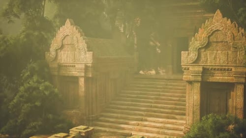 Ancien temple de pierre entouré d'une végétation luxuriante et de brume
