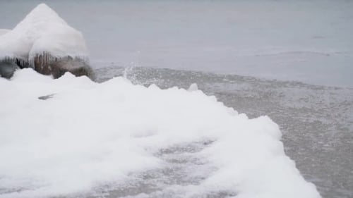Panorámica a cámara lenta del hielo y de las capas de hielo que se mueven en las olas