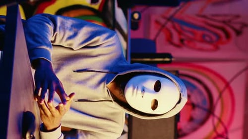 Un pirate vidéo vertical filme un message antigouvernemental