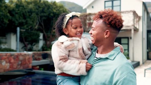 Glücklich, Hinterhof und Gesicht von Papa mit Kind für eine bindende, liebevolle Beziehung