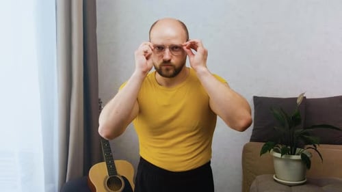 Un ringard met des lunettes, croise les bras et a l'air trop sérieusement intellectuel