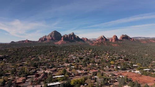 Entdecken Sie die versteckten Schluchten von Sedona aus der Vogelperspektive. Diese Drohnenaufnahme zeigt das Robuste,