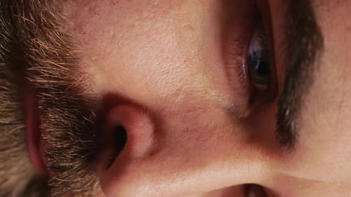 Un développeur se concentre fort tout en codant un gros plan extrême