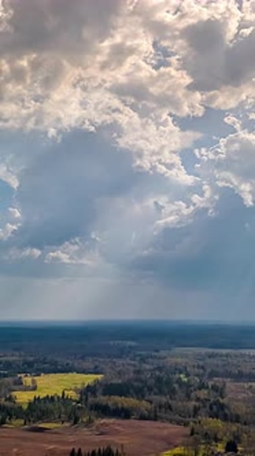 Atemberaubender Zeitraffer von Wolken, die über malerischen Ackerlandschaften schweben