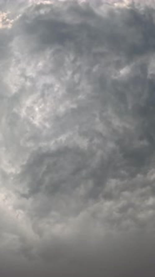 Timelapse : cumulus moelleux se déplaçant dans un ciel lumineux au coucher du soleil, nature aérienne abstraite, océan d'été