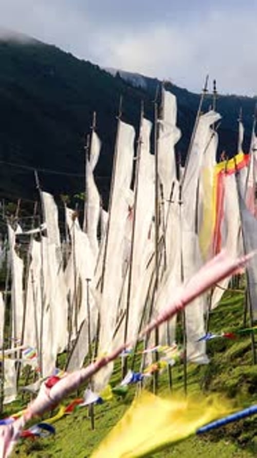 Drapeaux de prière bouddhistes soufflant dans le vent.