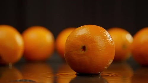 Saftige Orangenspinnen bilden Wellen darunter