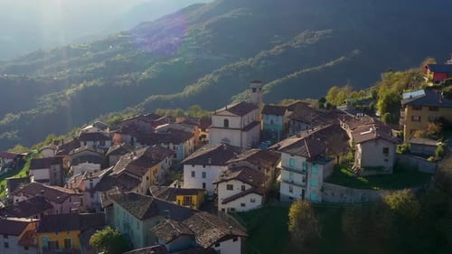 Luftaufnahme des Bergdorfs Belprato in den Brescianischen Dolomiten, Italien.