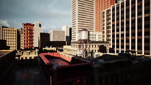 La puesta de sol sobre el horizonte de una ciudad que muestra las cimas de edificios altos