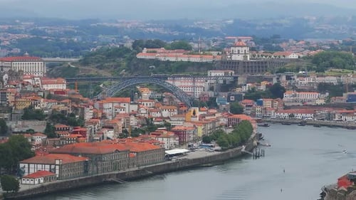Luftaufnahme der europäischen Stadt Porto mit Luis-I-Brücke über den Fluss Douro in Portugal Luftaufnahme