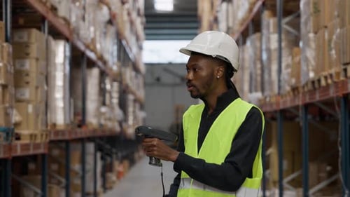 Lagerarbeiter scannt Pakete im Logistikzentrum in Zeitlupe