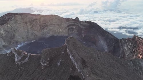 Volcán Monte Agung de Bali al amanecer