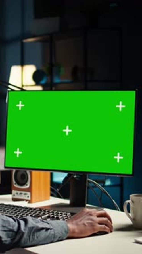 Vertikaler Videohandelsingenieur betrachtet E-Commerce-Diagramme und isolierten Kopierraum