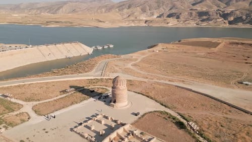 Tombeau de Zeynel Bey et réservoir d'Ilisu (circulaire)
