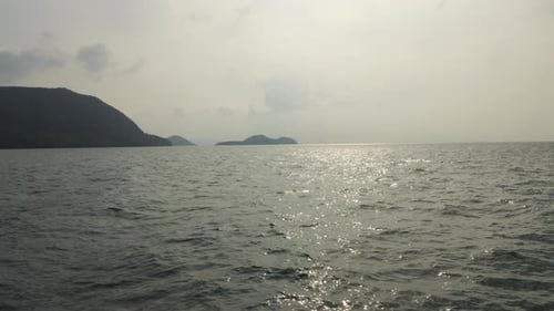 Wunderschöner Blick auf Berg und Meer mit Himmel am Abend