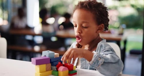 Bausteine, Bildung und Spiel mit dem Jungen zu Hause zur Entwicklung, zum Lernen oder Puzzeln von Kindern
