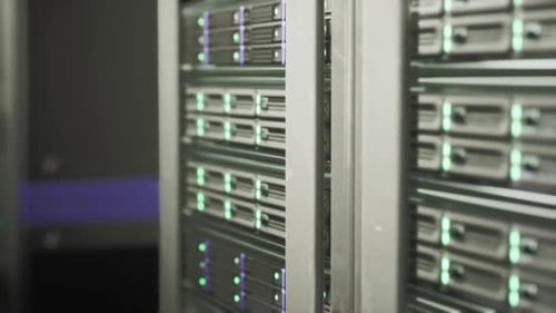 Zona de mantenimiento organizada con equipos accesibles e iluminación moderna