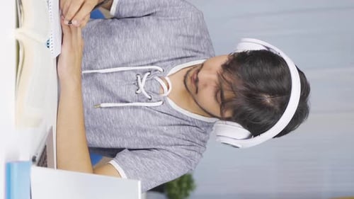 Vertikales Video von Der männliche Student mit einem Zeitproblem ist pingelig.