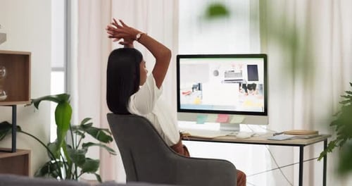Femme faisant des étirements après un travail en ligne sur ordinateur, faisant une pause