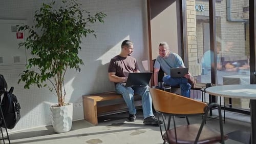 Deux professionnels compétents qui collaborent efficacement dans un environnement de travail moderne