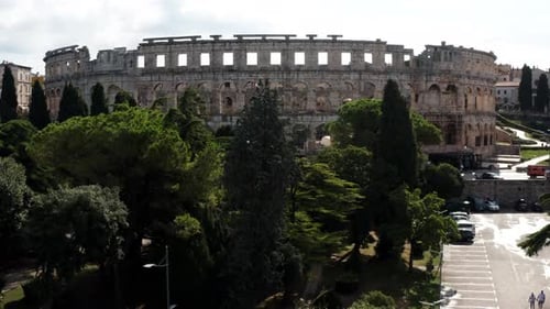 Envolez-vous vers les arches et les piliers des murs extérieurs de l'amphithéâtre romain de Pula, en Istrie, en voiture