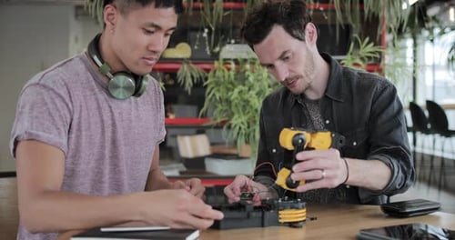 Designer arbeiten an einem Roboterarm