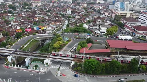 Vue aérienne du paysage de la circulation des trains de la ville de Yogyakarta, en Indonésie.