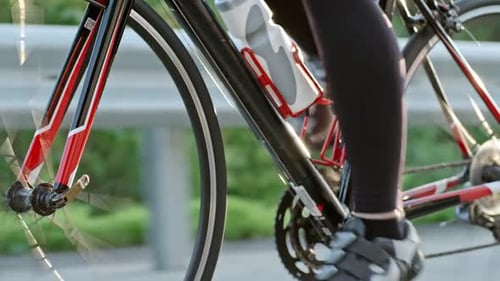 Seguimiento con inclinación hacia arriba de atletas femeninas que usan ropa deportiva, gafas de sol y casco protector mientras conduce