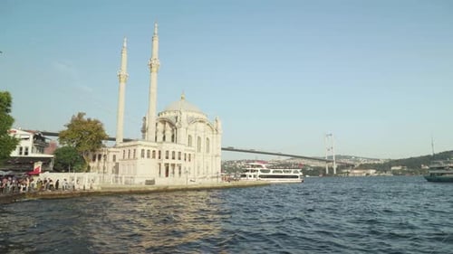 Fantastischer Blick auf die Ortaköy-Moschee und den Bosporus in Istanbul