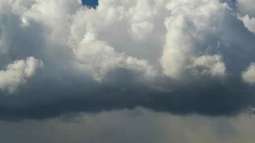 Time Lapse de nuvens tempestuosas de cumulonimbus se formando antes da tempestade no céu escuro se movendo e mudando