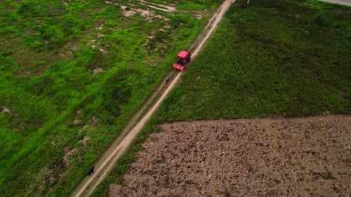 Aufnahmen von oben von Landwirten und Traktoren, die am Abend nach Beendigung der Landwirtschaft nach Hause gehen.